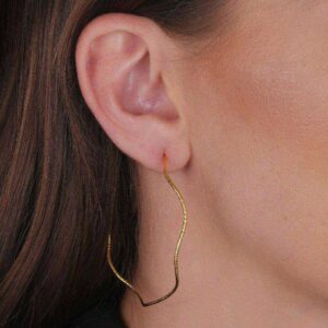 Argola Dourada Ondulada Assimétrica